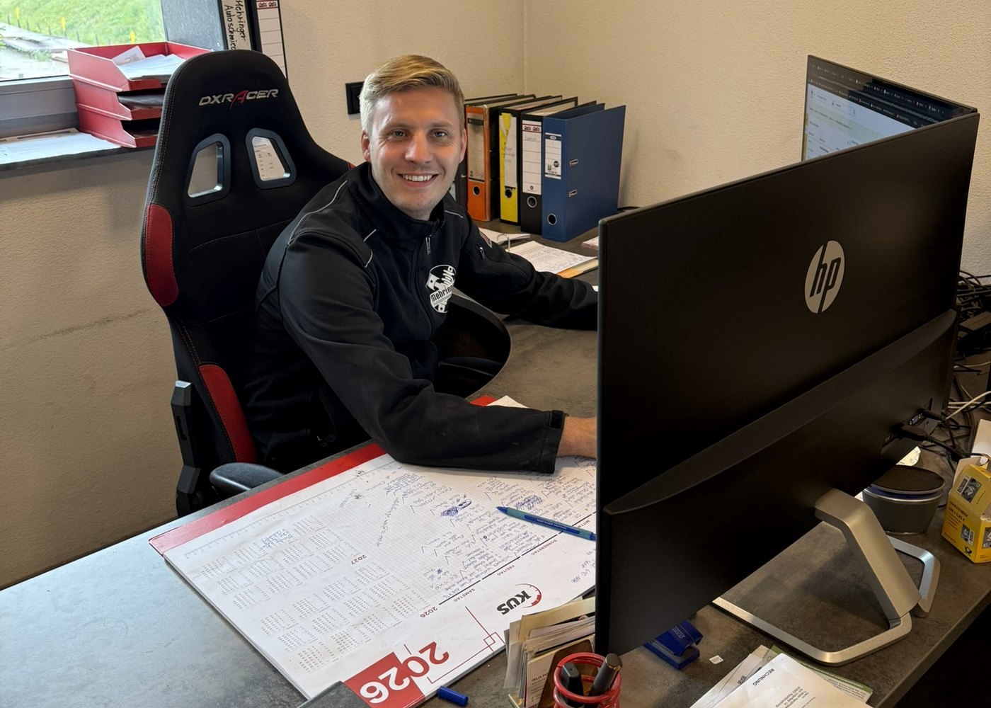 Mitarbeiter der Mehringer Autoschmiede am Computer