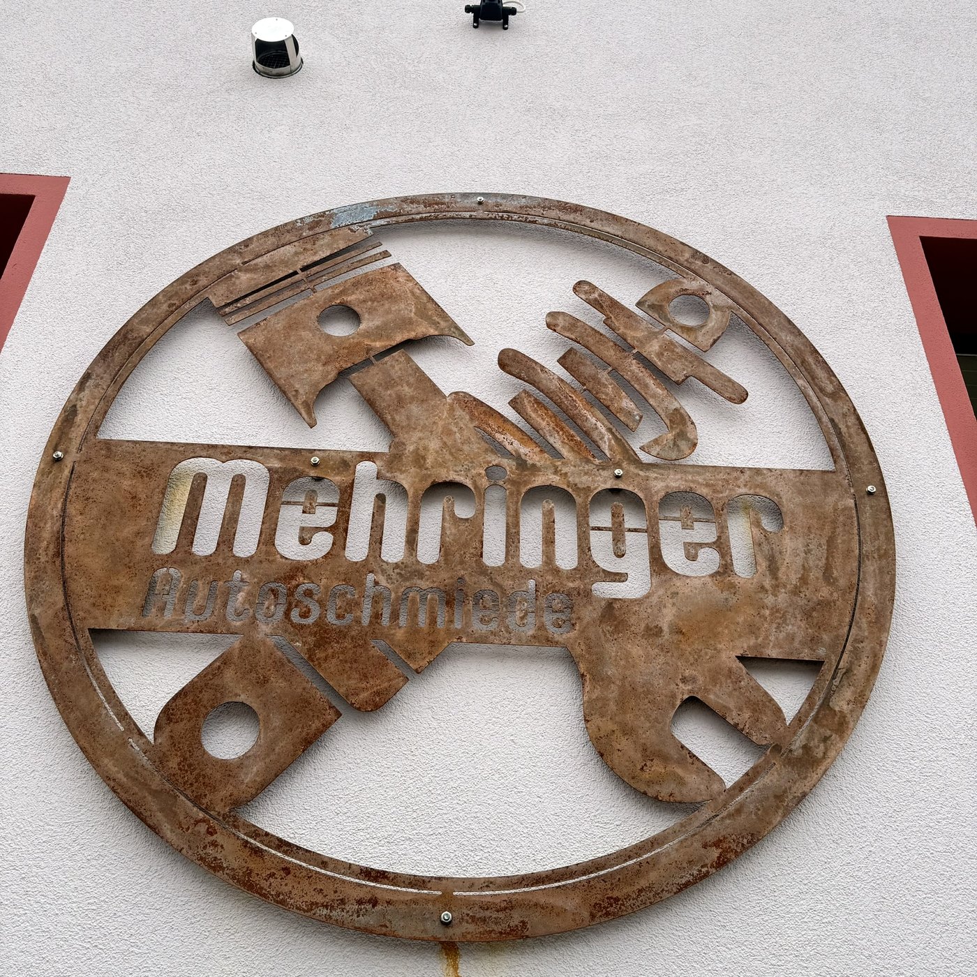 Rostiges Metallschild der Mehringer Autoschmiede