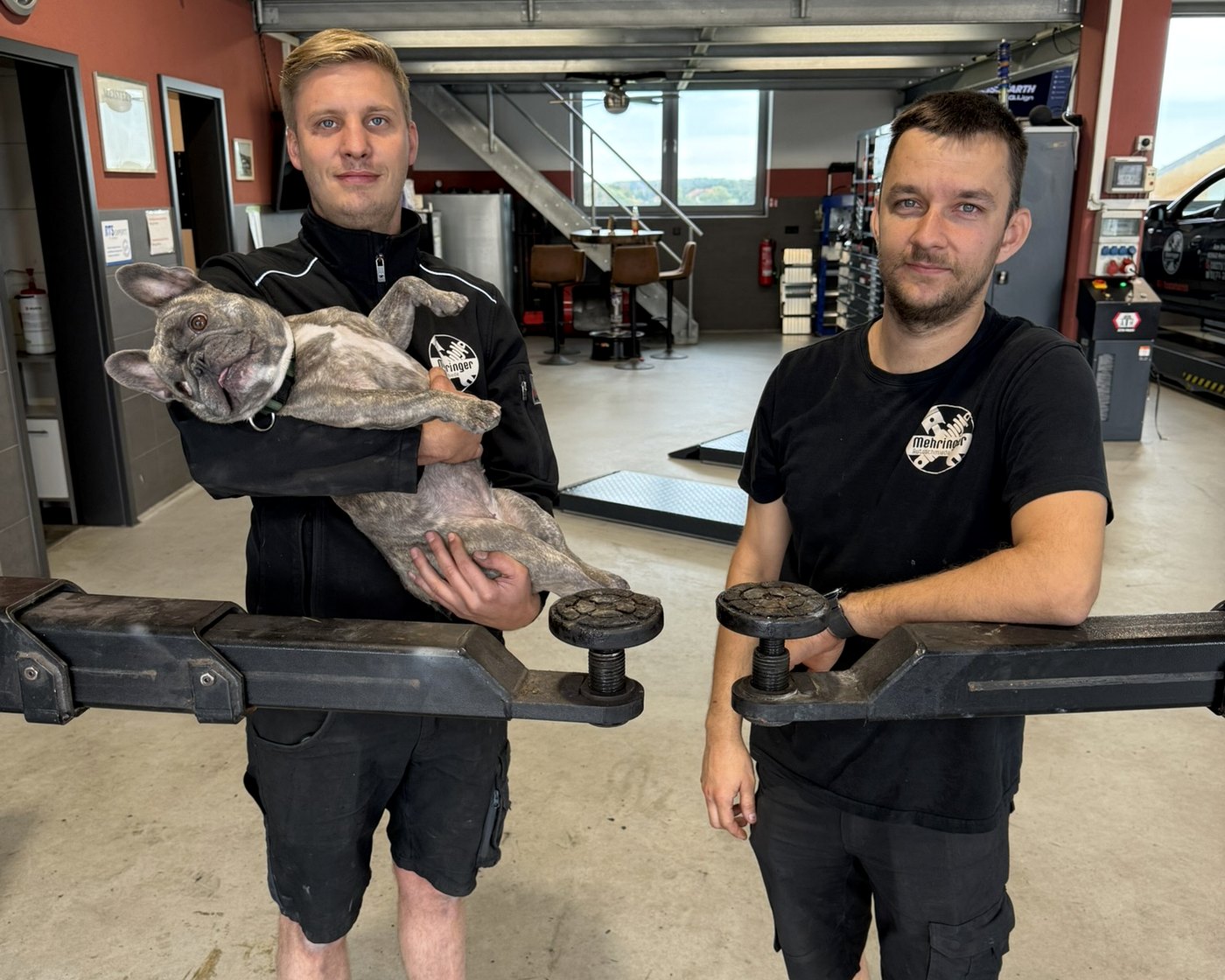 Das Team der Mehringer Autoschmiede mit Werkstatthund
